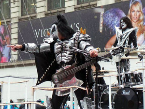  吻乐队（Kiss） rocking the Macy's 2014 Thanksgiving 日 parade