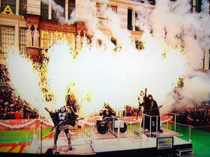  KISS rocking the Macy's 2014 Thanksgiving دن parade