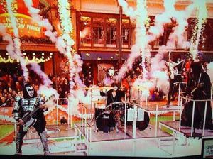  KISS rocking the Macy's 2014 Thanksgiving دن parade