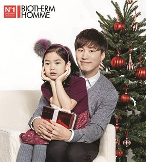 Tablo-Haru and Sean-Harang get together for a Christmas pictorial
