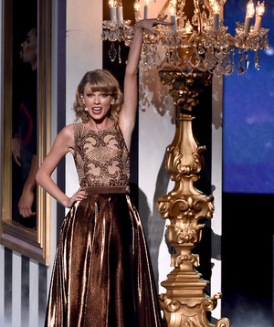 Taylor 迅速, スウィフト Performing at American 音楽 Awards 2014