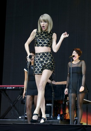  Taylor performing at Capital FM’s Jingle chuông, bell Ball 2014