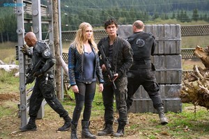  The 100 - Episode 2.08 - Spacewalker (Fall Finale) - Promotional фото