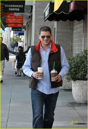  at Starbucks in Los Angeles MARCH 2008