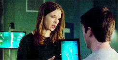  Caitlin Snow and Barry Allen in the extended Flash trailer