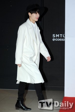  "taemin in white cappotto matching his white skin"