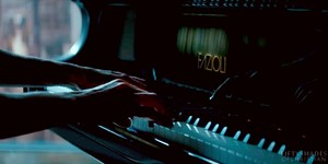  Christian playing the Пианино