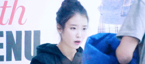  IU’s reaction when a 粉丝 gave her an expensive gift
