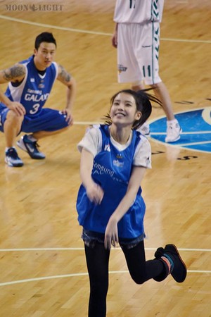  120211 ‪IU‬ at ‪‎Samsung‬ baloncesto game event por @MoonLight_iu