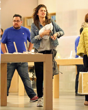  Zendaya shopping at the सेब Store in Beverly Hills (February 27th)