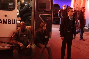  THE FOLLOWING PROMOTIONAL Fotos 3x02 BOXED IN