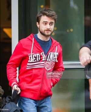  (Exclusive) Daniel Radcliffe Spotted in NYC (Fb.com/DanieljacobRadcliffefanclub)