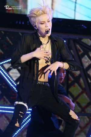150321  태민 テミン Taemin showing his abs with golden hair   - SMTOWN in Taiwan