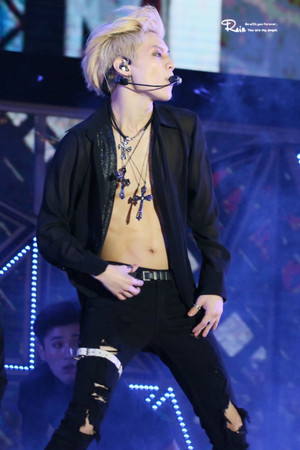 150321  태민 テミン Taemin showing his abs with golden hair   - SMTOWN in Taiwan