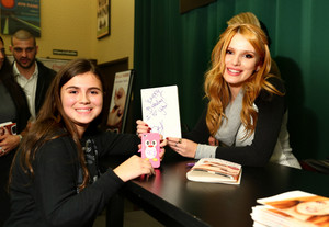  Bella Thorne at her 'Autumn Falls' book signing at Barnes