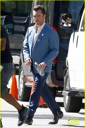 Ed Westwick and Erika Christensen Start Filming New TV tampil 'L.A. Crime'