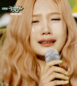 Joy-crying-during-their-first-win-red-velvet-38339722-250-280.gif