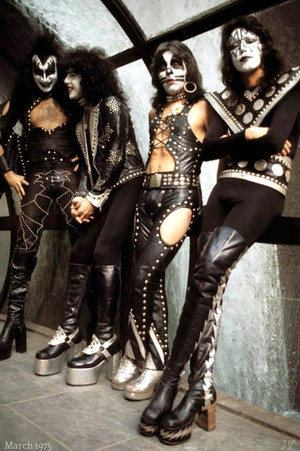  吻乐队（Kiss） ~New York City…March 1975