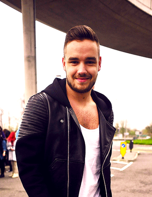  Liam At the airport in Londres