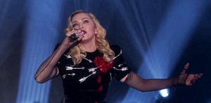  Madonna performing on Ellen "Joan of arc"