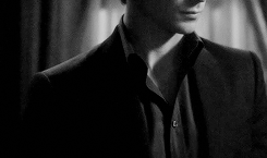  Make me choose Damon in a suit oder shirtless?
