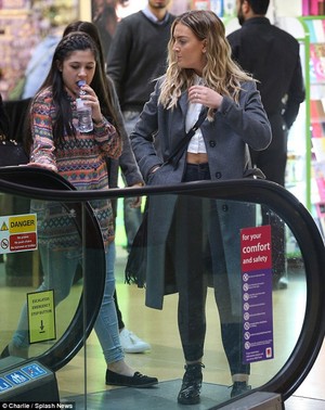  Perrie with Trisha and Zayn’s sisters