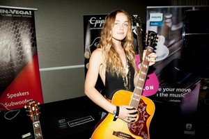  Zella ngày playing the đàn ghi ta, guitar with Gibson at the dFm Terrace at the W SxSw event