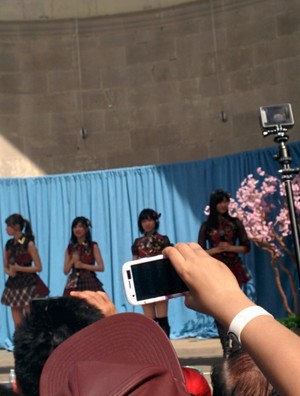  AKB48にニューヨーカー大興奮！小嶋陽菜、6年ぶり公演に笑顔！ - シネマト