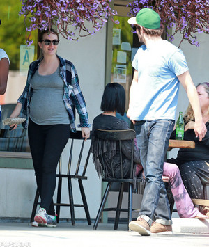  Adam Brody and Leighton Meester Pregnant picture