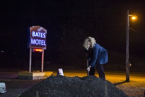  Bates Motel "Crazy" (3x09) promotional picture