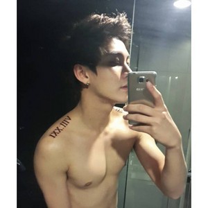  F.T. Island's Seunghyun shows off his new tattoo