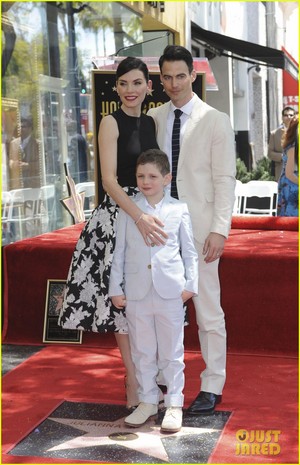  Julianna Margulies Honored With Hollywood Walk of Fame سٹار, ستارہ