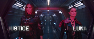  Mariska Hargitay as 'Justice' and Ellen Pompeo as 'Luna' in Taylor Swift's "Bad Blood" música Video