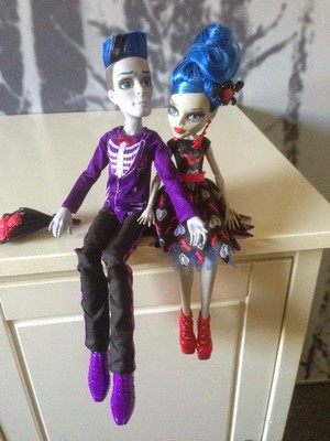  Monster High "love isnt Dead" Ghoulia and Slomo