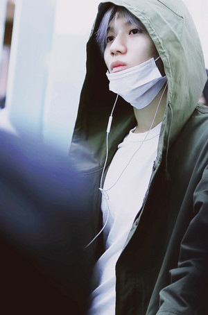  Taemin with Silver violett Hair on the way to Brazil 2015