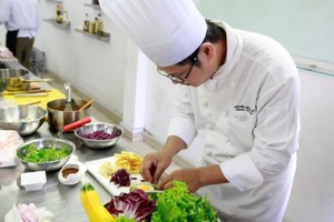  giảng viên dạy nấu ăn Hướng Nghiệp Á Âu
