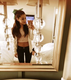  Ariana Grande Selfie