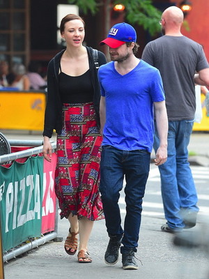  Daniel Radcliffe & Erin Darke in NYC (Fb.com/DanielJacobRadcliffeFanClub)