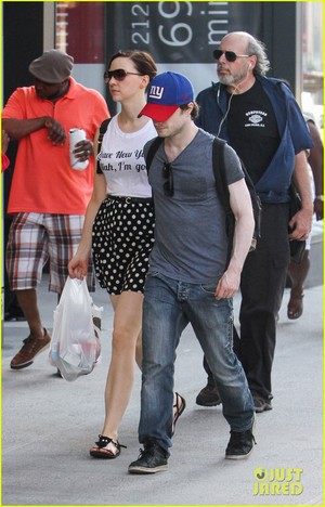  Ex: (Unseen) Daniel Radcliffe & Erin Spotted in NYC (30 May) (Fb.com/DanielJacobRadcliffeFanClub)