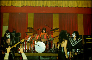  চুম্বন ~Hotter then Hell tour…January 9, 1975