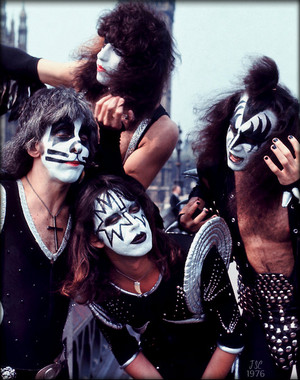  Kiss ~(Westminster Bridge) London, England ~May 10, 1976