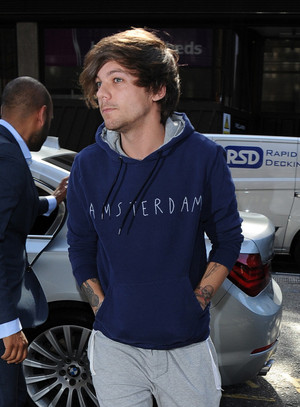  Louis leaving Sony 음악 offices in 런던