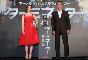  Emilia Clarke and Arnold Schwarzenegger at a Terminator Event in Tokyo