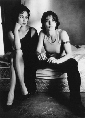  Jennifer Tilly as kulay-lila and Gina Gershon as Corky in 'Bound'