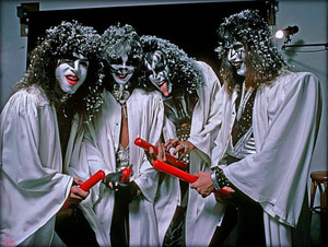  Kiss ~Hollywood, California…October 19, 1976 (Creem Magazine фото Session)