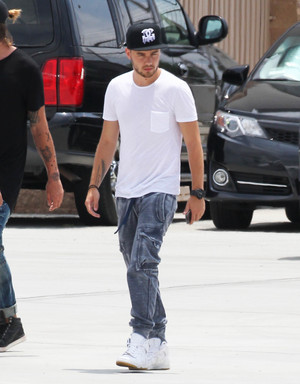  Liam At the airport in camioneta, van Nuys