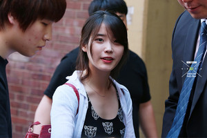  140530 IU arriving at her small theater concerto