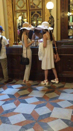  150805 ‪‎IU‬ and Yoo In na‬ spotted in Florence, Italy!