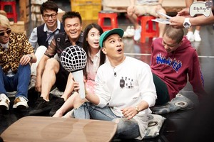  150805 ‪‎IU‬ and cast of "Infinity Challenge" Official ছবি