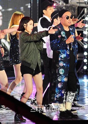 150813 IU at Infinity Challenge Festival with GD and Park Myungsoo